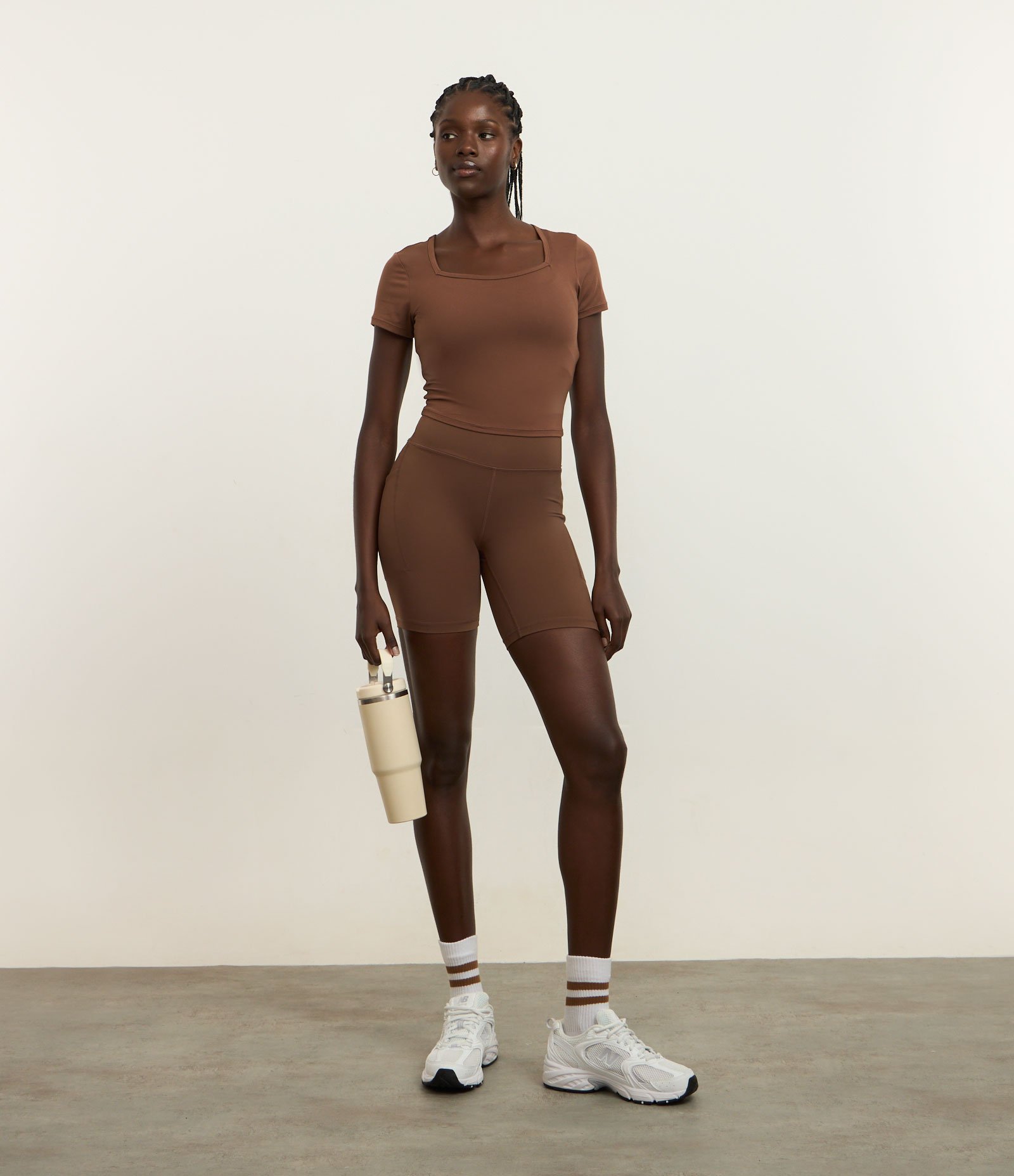 Camiseta Cropped Esportiva em Microfibra com Toque Suave Marrom 2