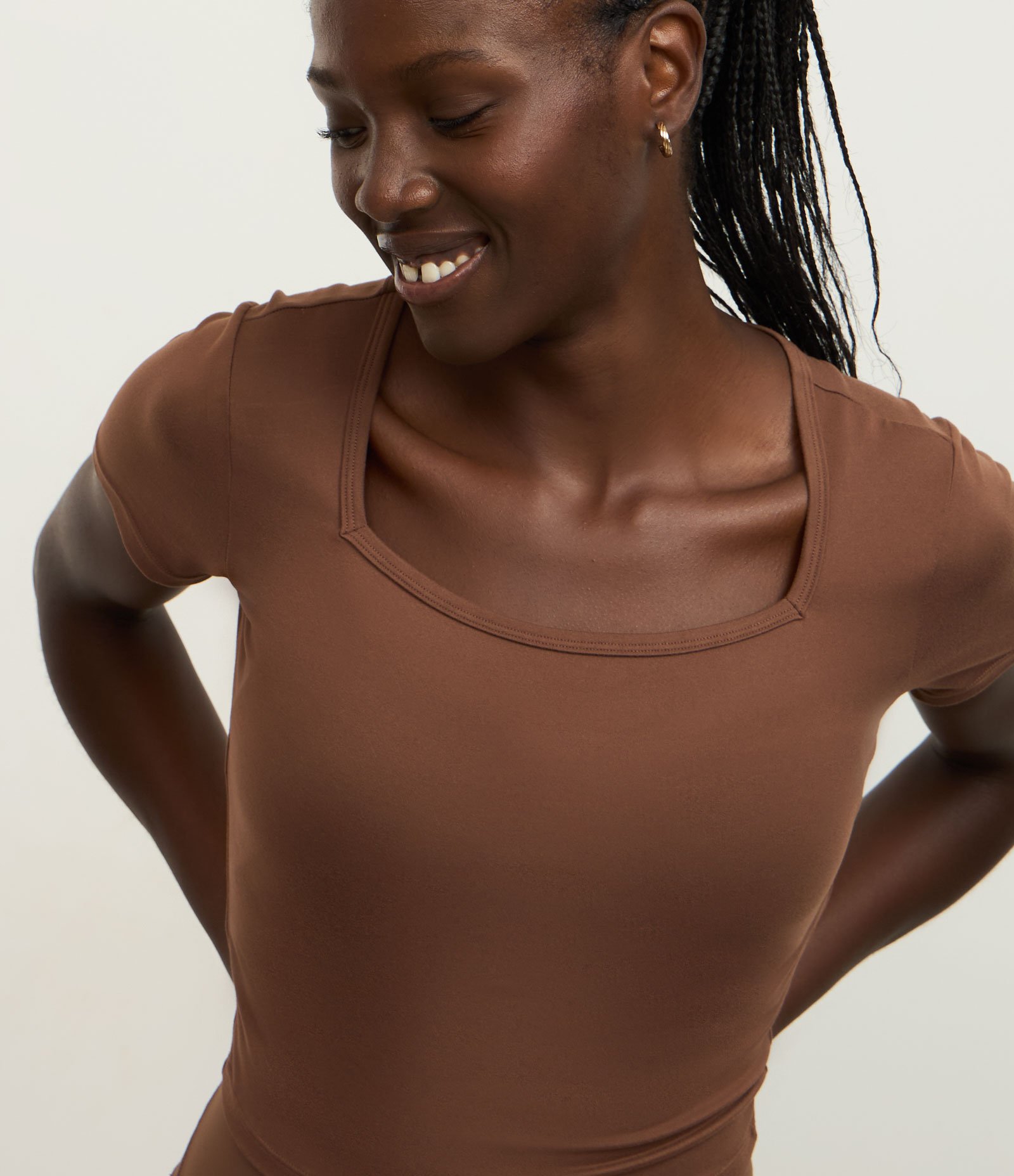 Camiseta Cropped Esportiva em Microfibra com Toque Suave Marrom 3