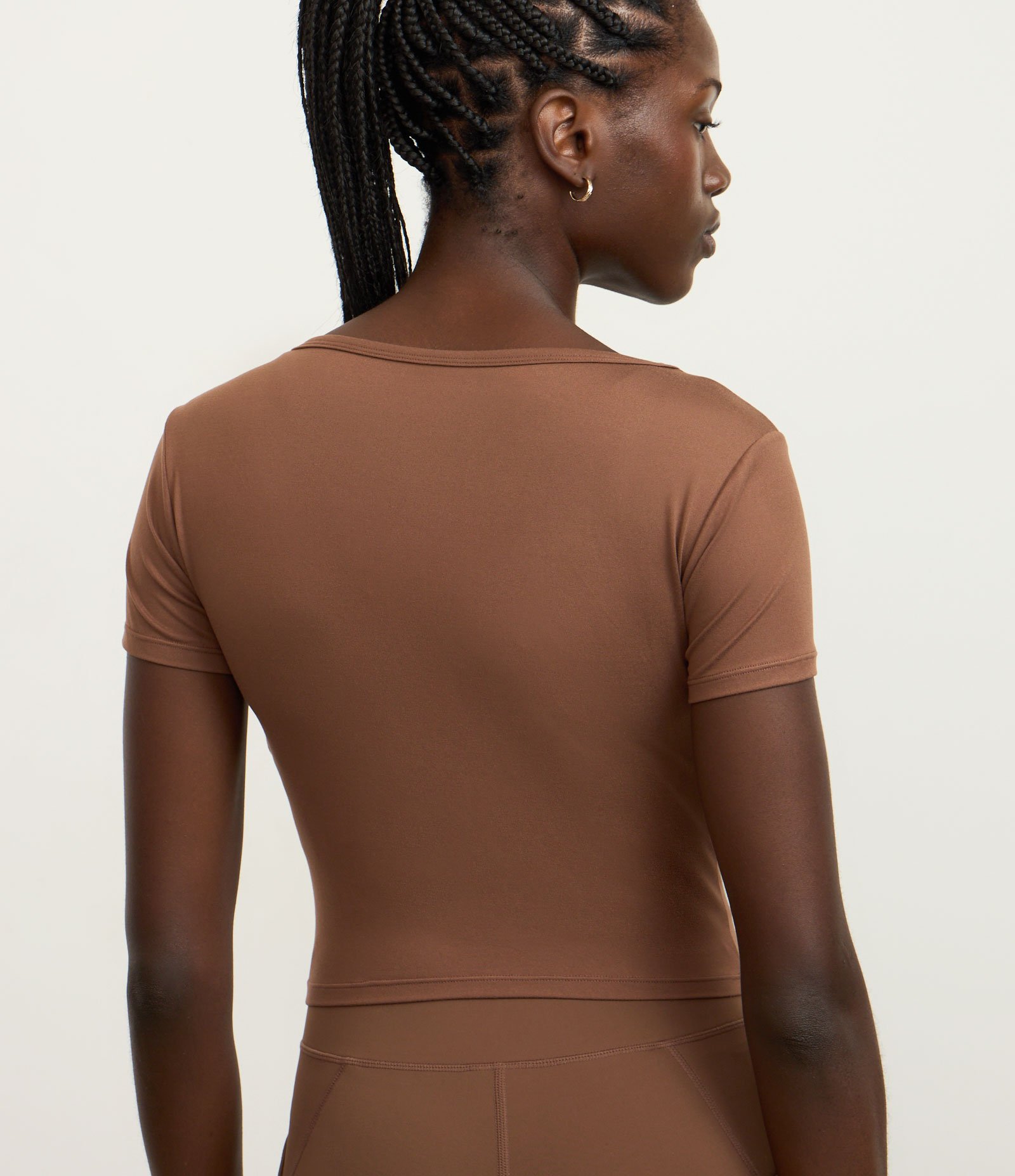 Camiseta Cropped Esportiva em Microfibra com Toque Suave Marrom 4
