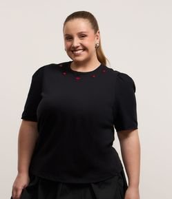 Camiseta Coração na Gola e Manga Balonê Curve & Plus Size