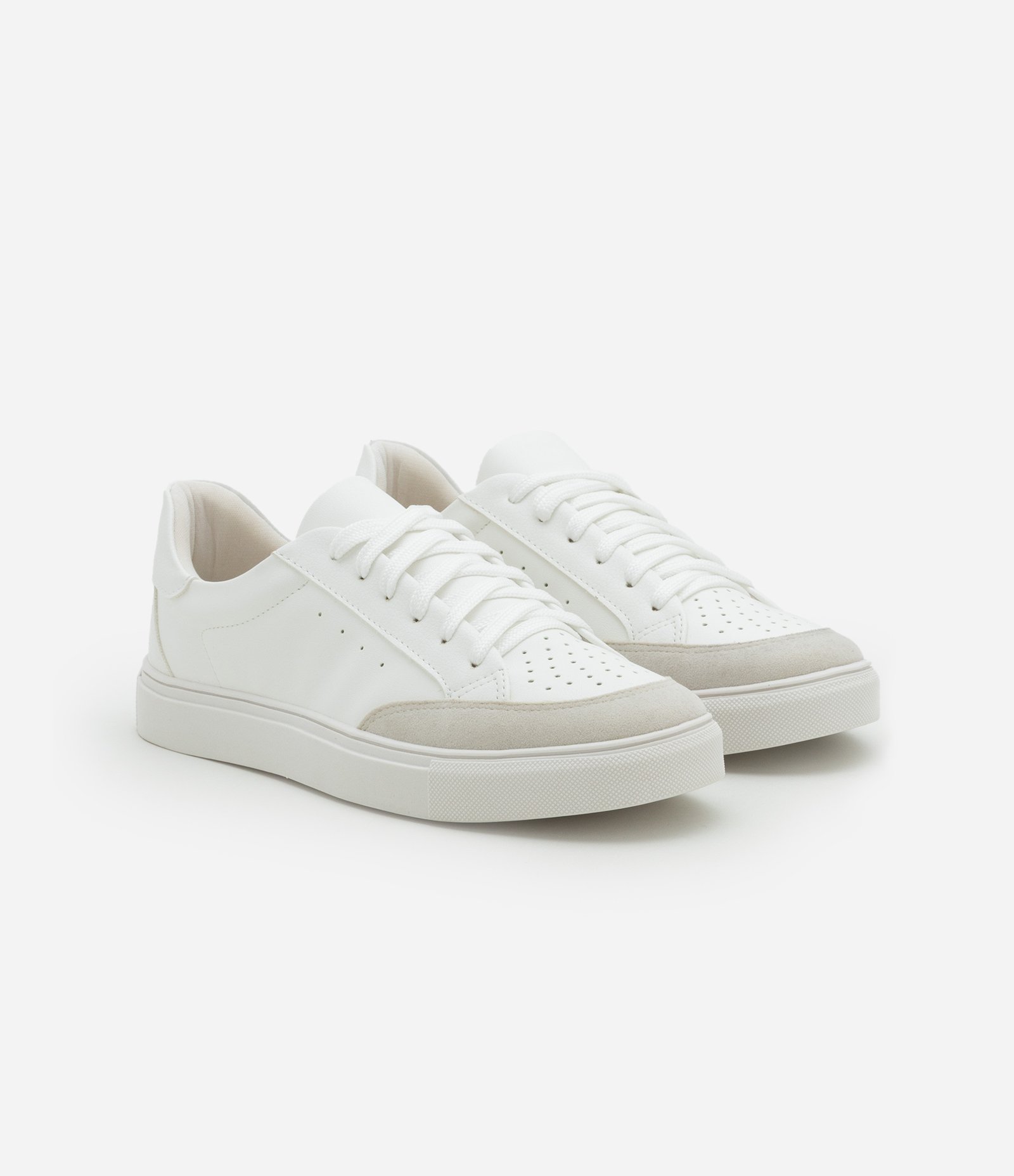 Tênis Casual em Material Sintético com Recortes de Camurça Branco 2