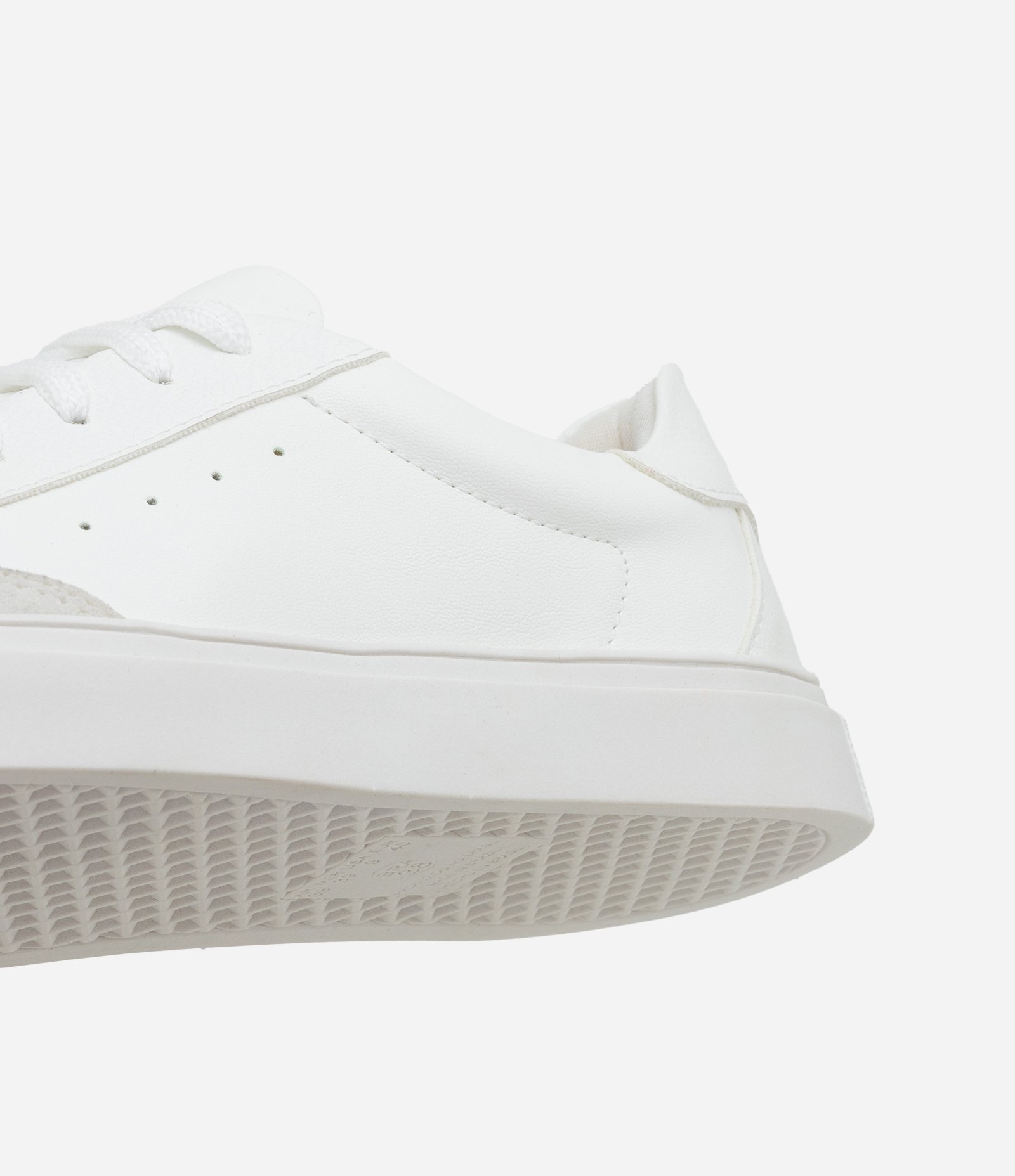 Tênis Casual em Material Sintético com Recortes de Camurça Branco 3