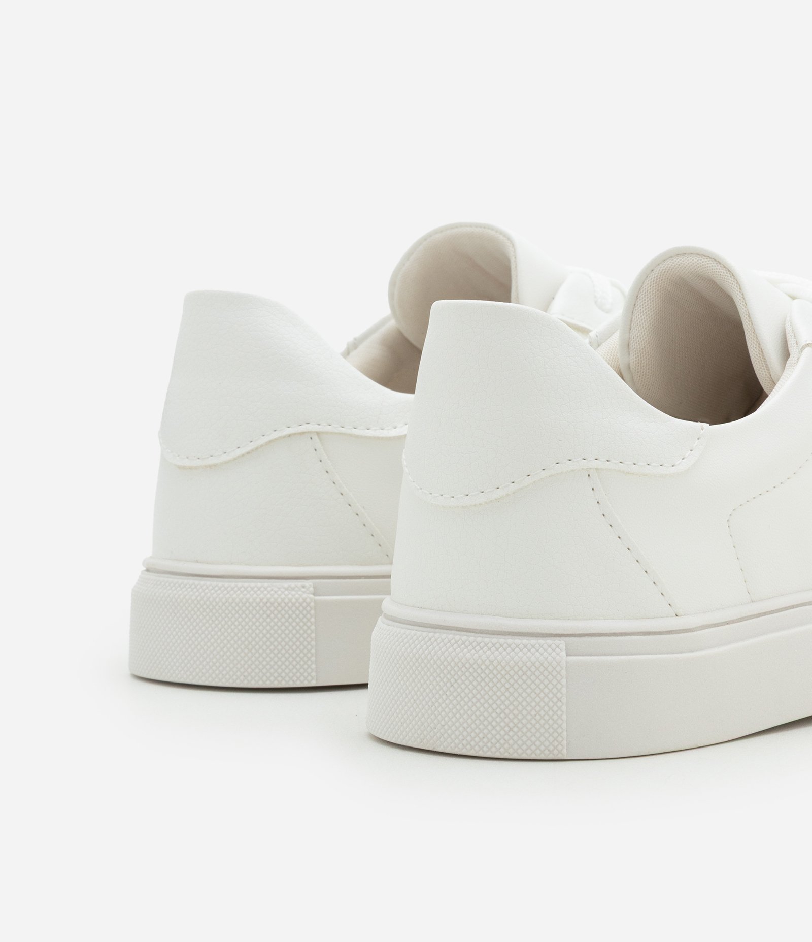 Tênis Casual em Material Sintético com Recortes de Camurça Branco 5