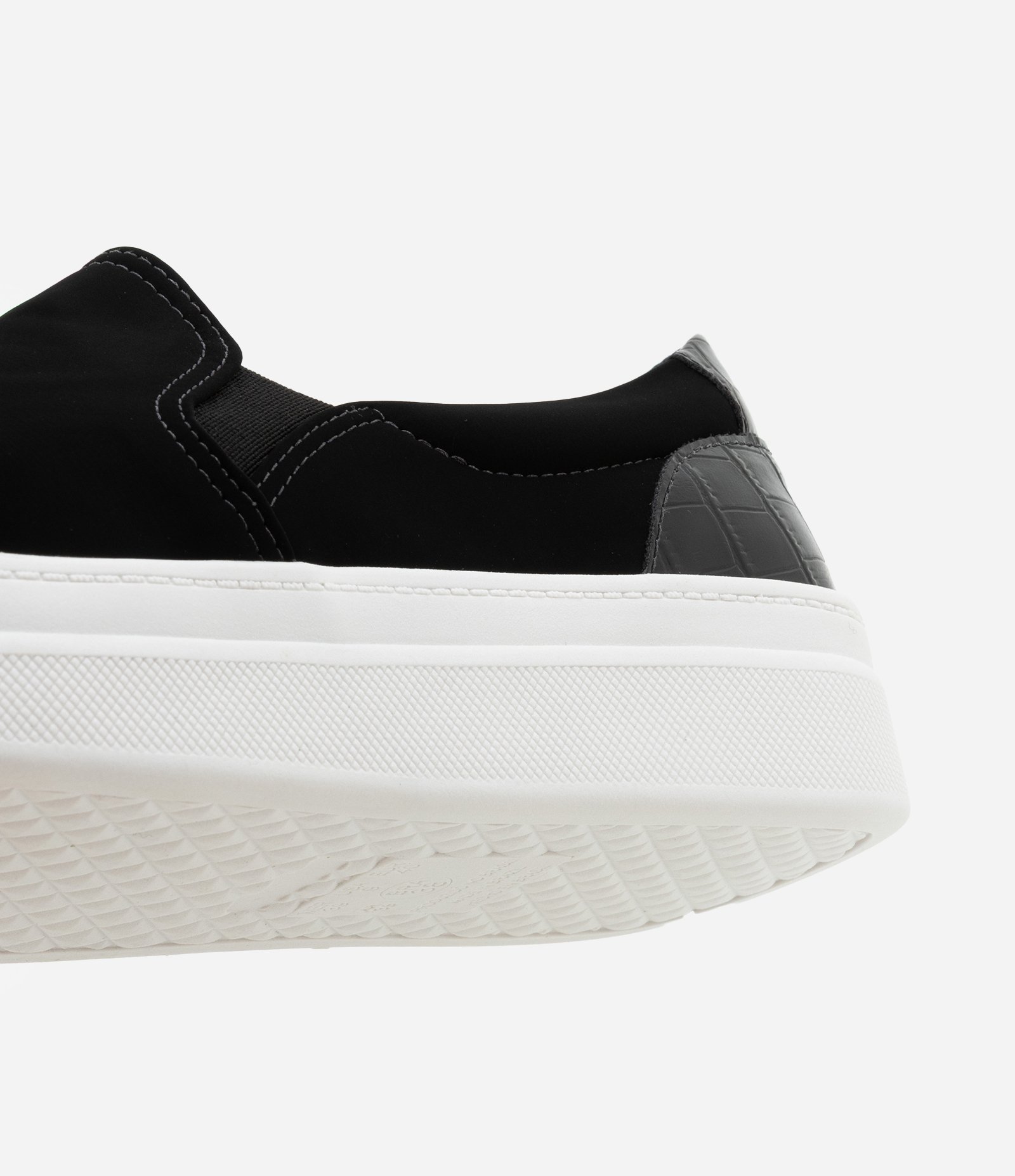Tênis Slip On com Efeito Suede e Croco Preto/Branco 3