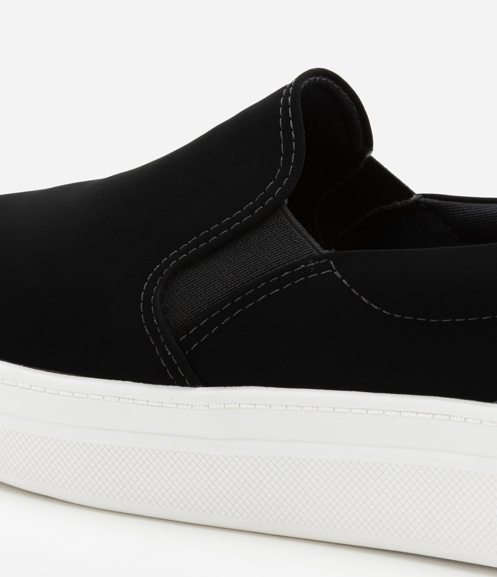 Tênis Slip On com Efeito Suede e Croco Preto/Branco 4