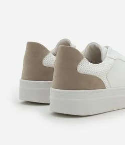 Tênis Slip On em PU com Recortes e Elástico para Calce