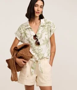 Blusa em Piquet com Amarração e Bordado Floral