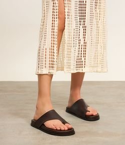 Sandália Rasteira em Couro com Dedeira