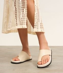 Sandália Rasteira em Couro com Dedeira