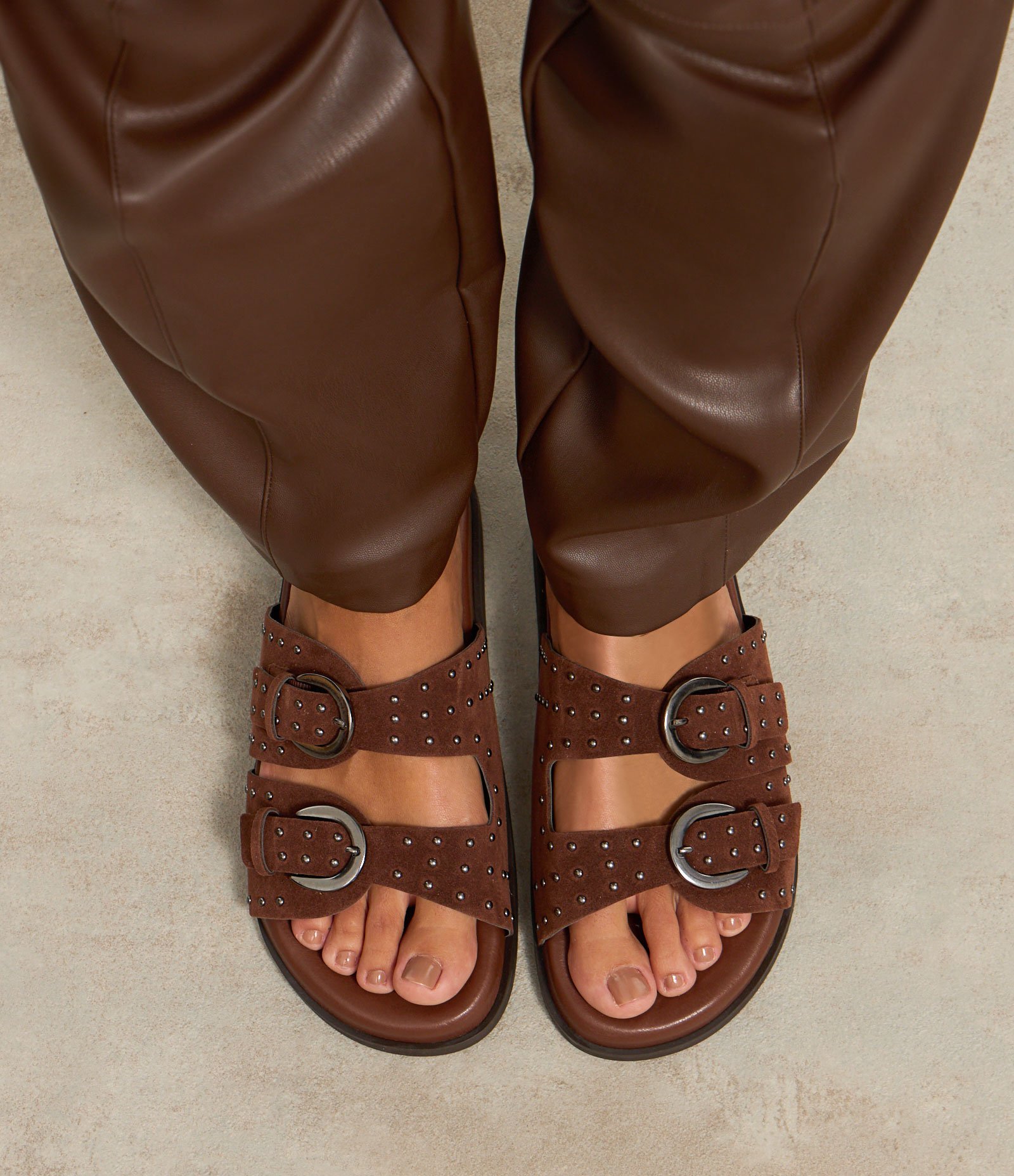 Rasteira com Tiras Largas e Fivelas Marrom 3