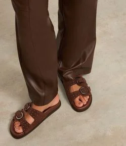 Rasteira com Tiras Largas e Fivelas