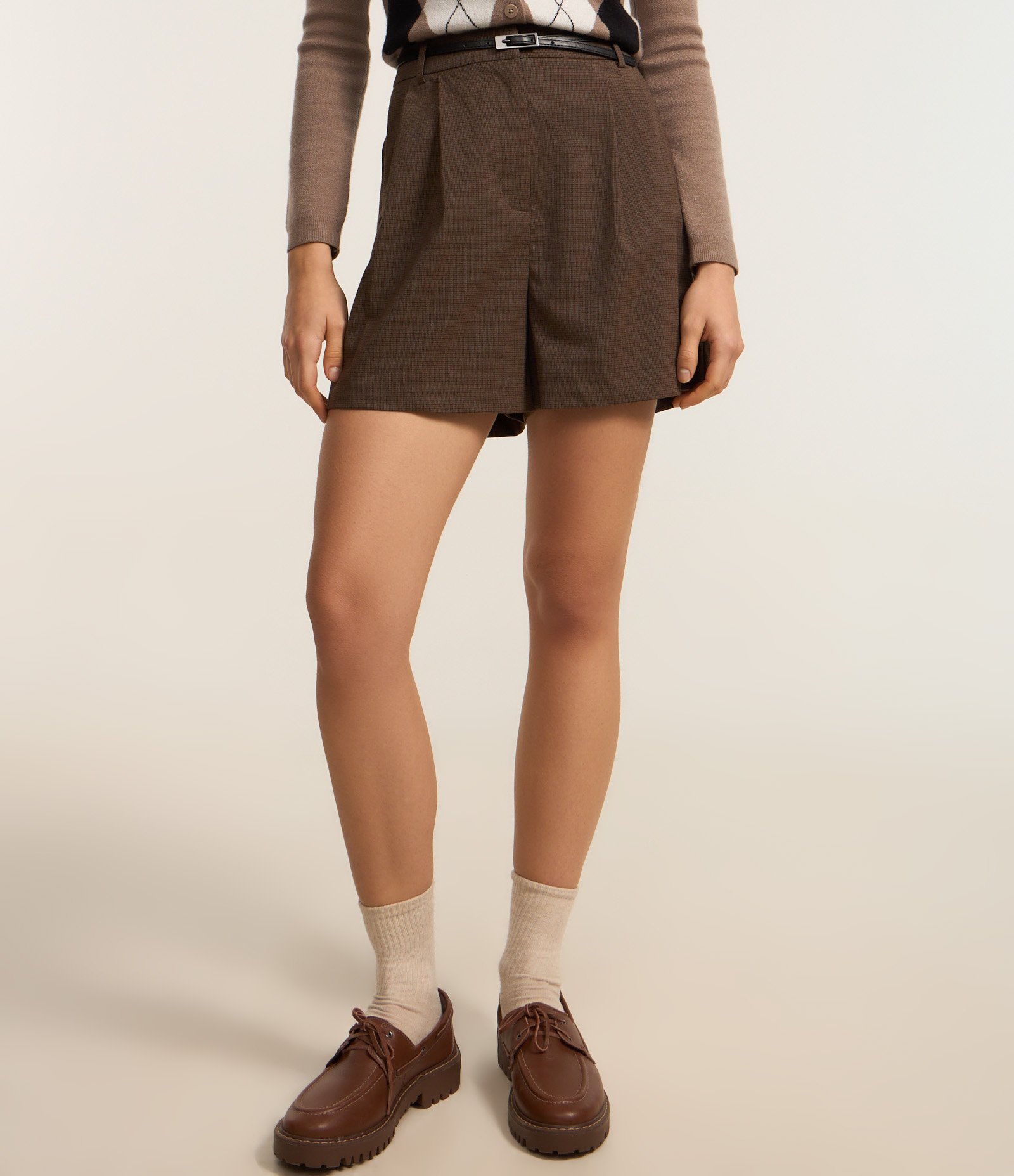Short Alfaiataria Xadrez com Cinto Fino e Fivela Marrom 2
