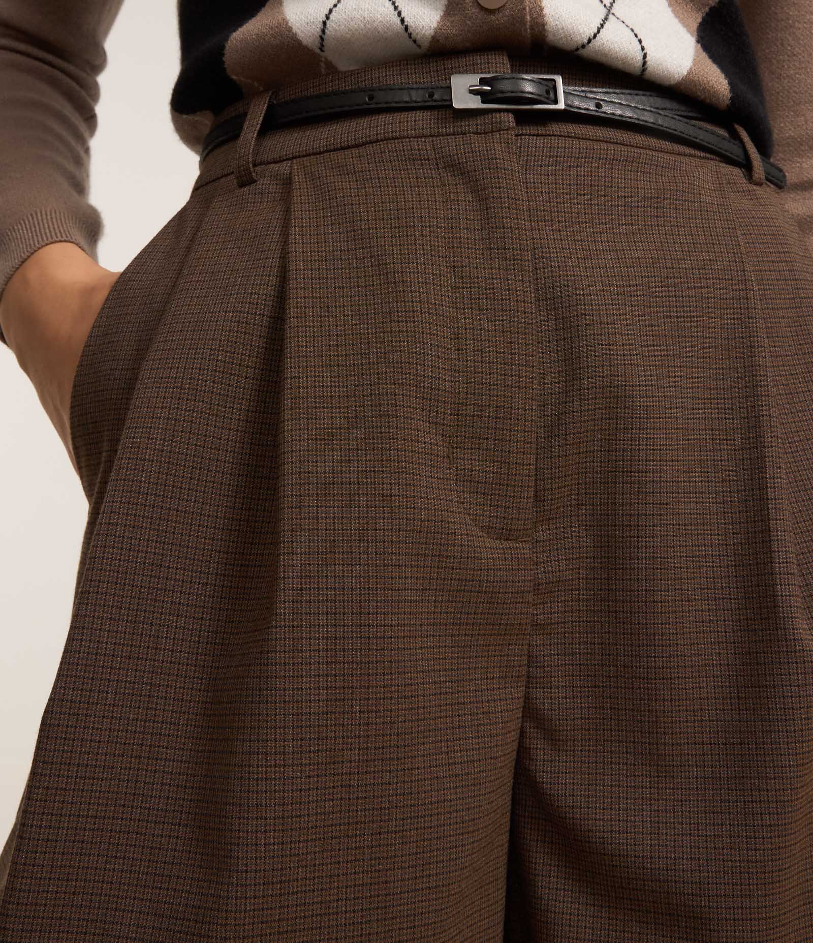 Short Alfaiataria Xadrez com Cinto Fino e Fivela Marrom 3