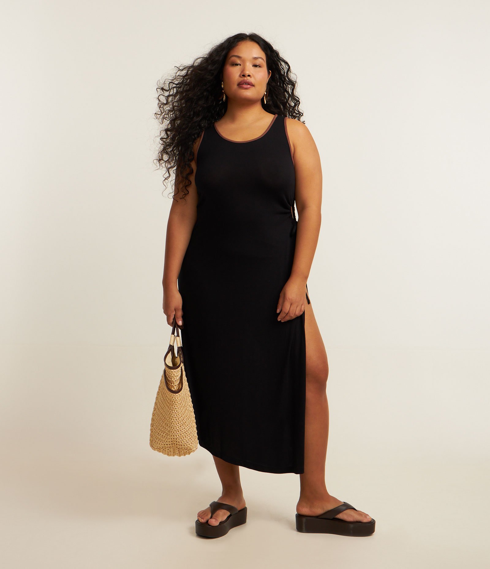 Saída de Praia Vestido Longo Assimétrico com Recorte Curve e Plus Size Preto 1