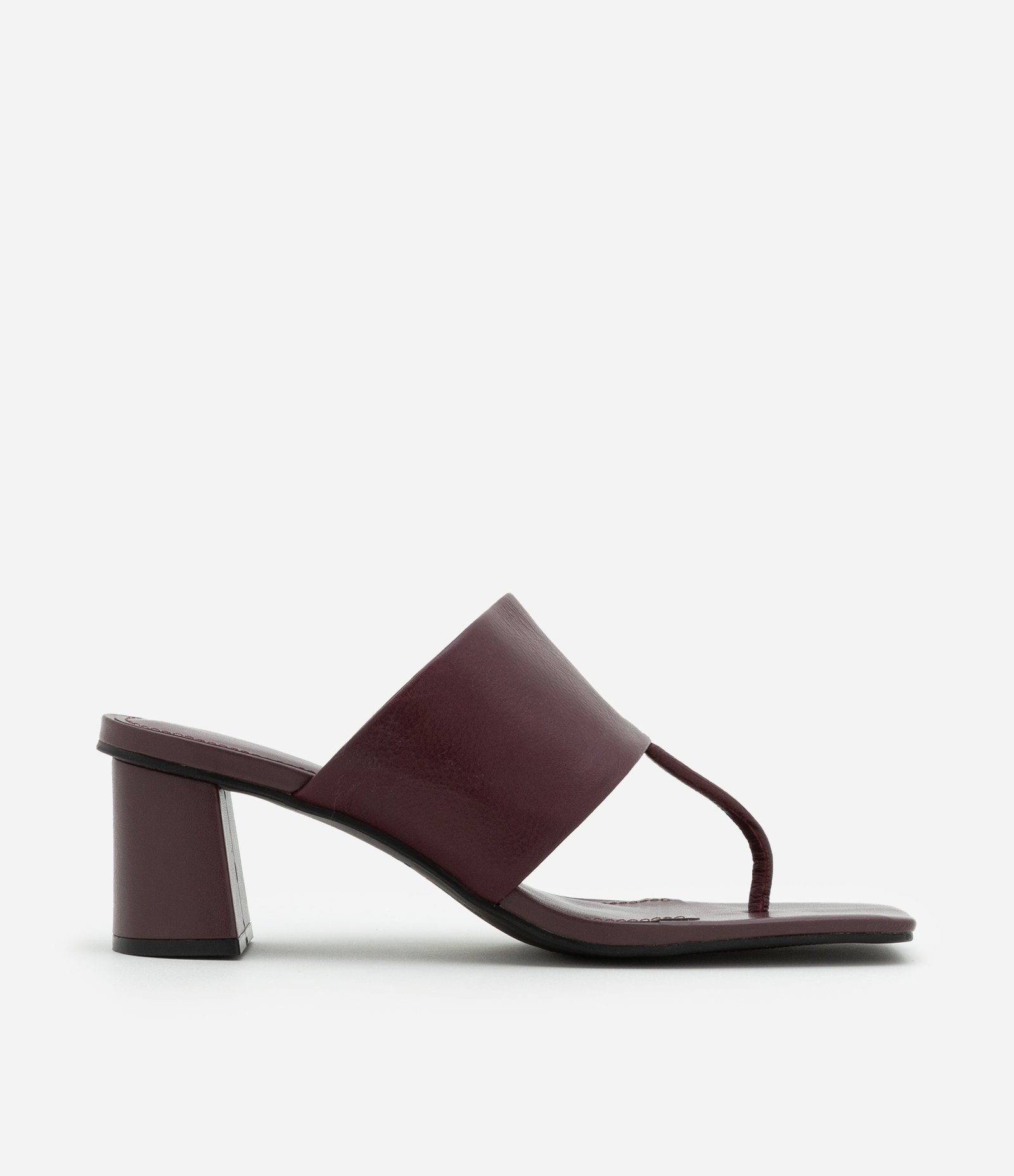 Sandália em Couro com Tira Larga e Dedinho Vinho 1