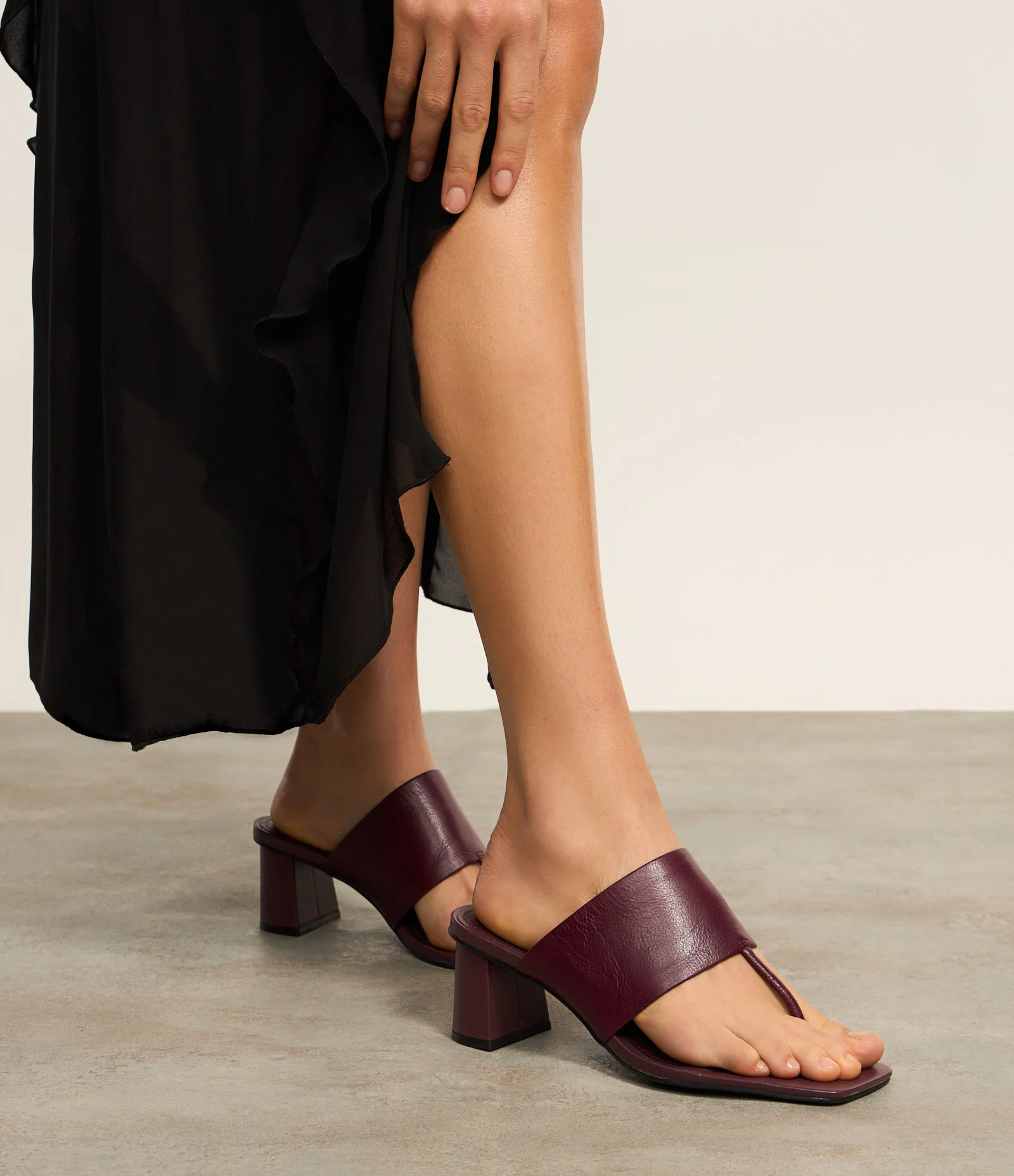 Sandália em Couro com Tira Larga e Dedinho Vinho 2