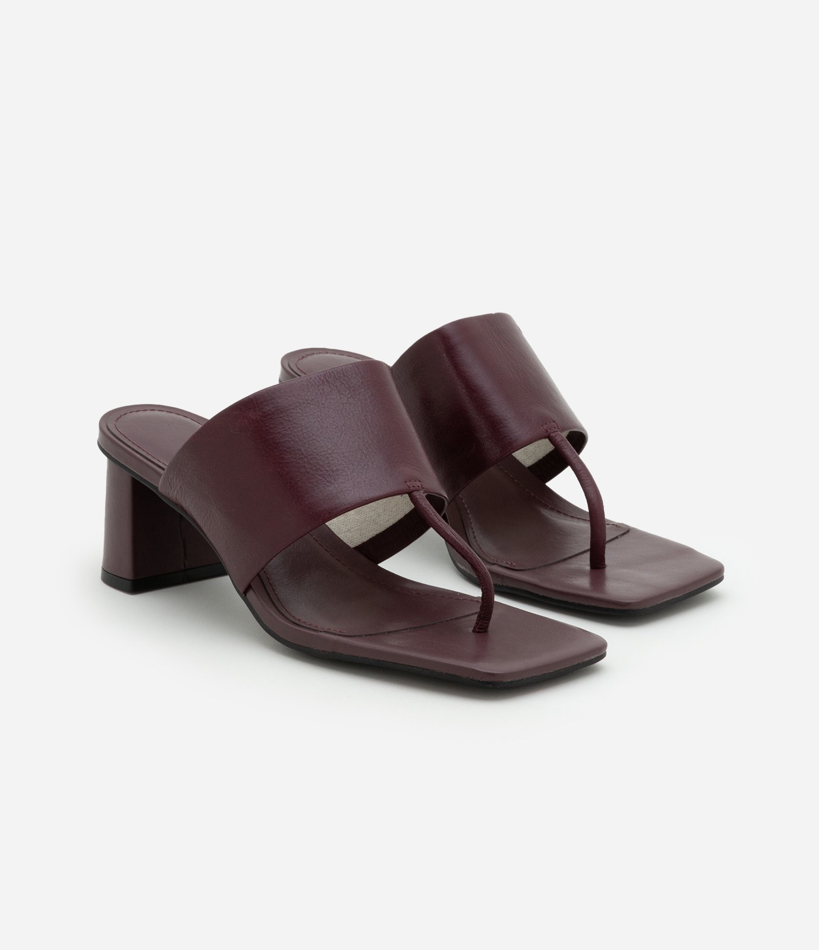 Sandália em Couro com Tira Larga e Dedinho Vinho 3
