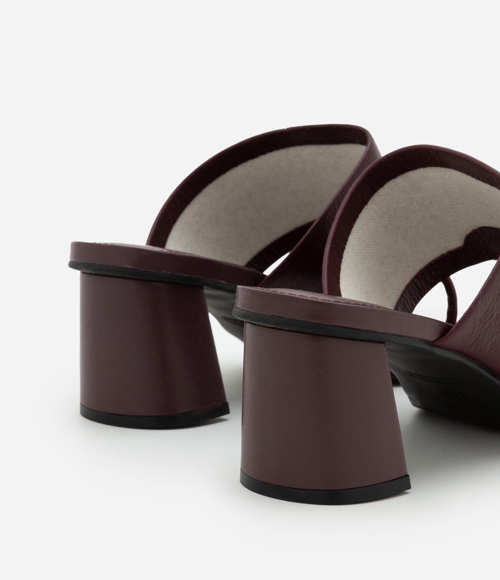 Sandália em Couro com Tira Larga e Dedinho Vinho 4