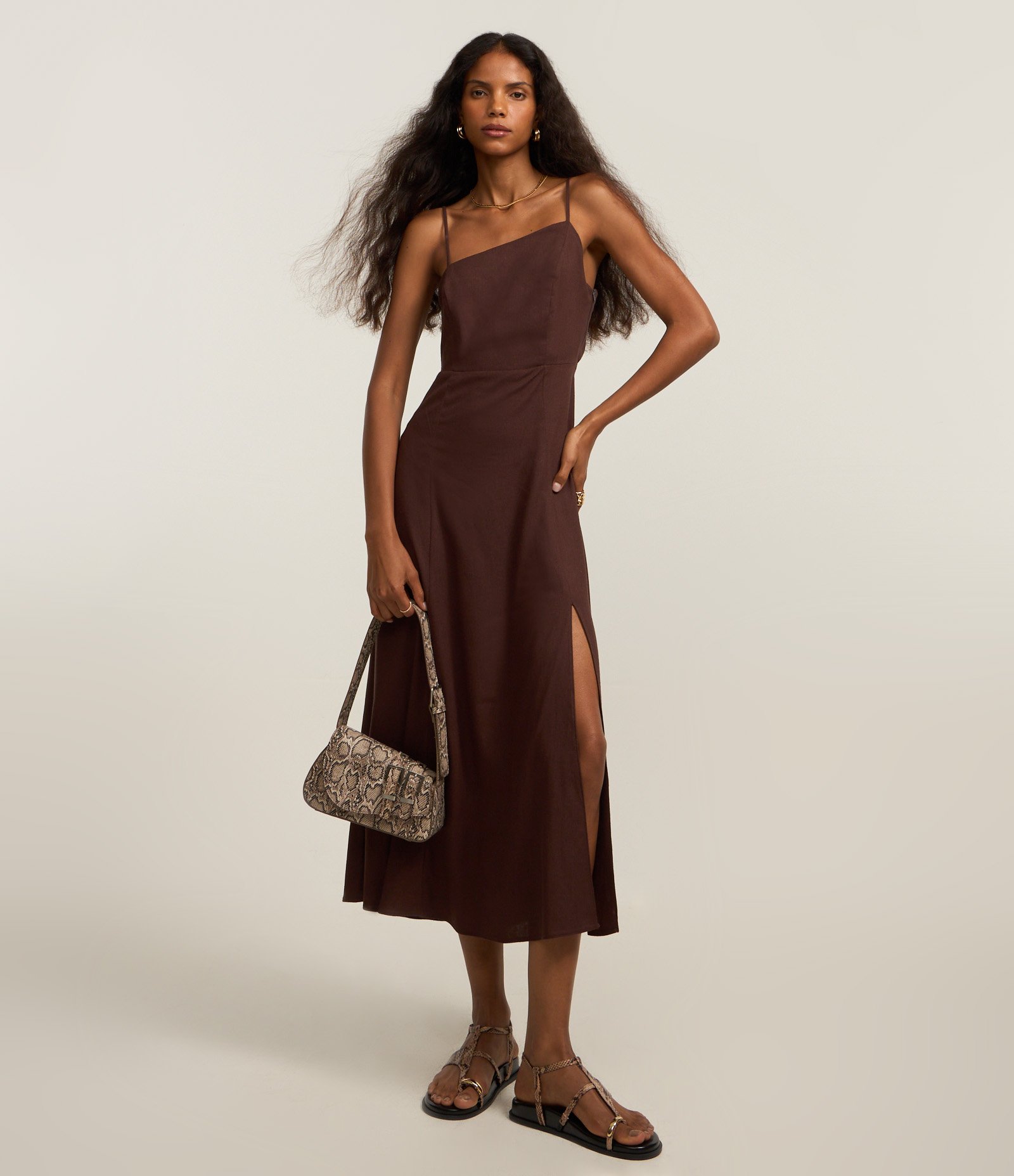 Vestido Longo em Viscose e Linho com Decote Assimétrico e Fenda Lateral Marrom 2