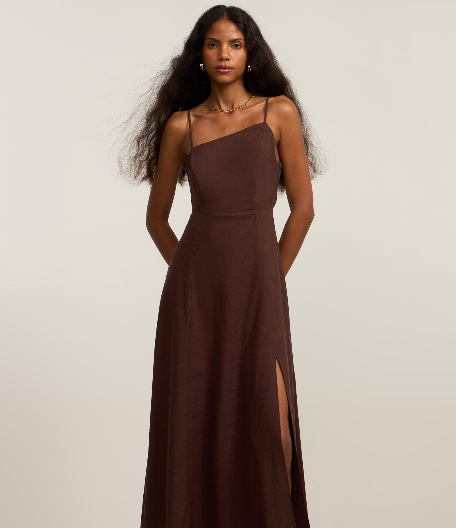 Vestido Longo em Viscose e Linho com Decote Assimétrico e Fenda Lateral Marrom 3