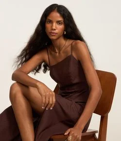 Vestido Longo em Viscose e Linho com Decote Assimétrico e Fenda Lateral