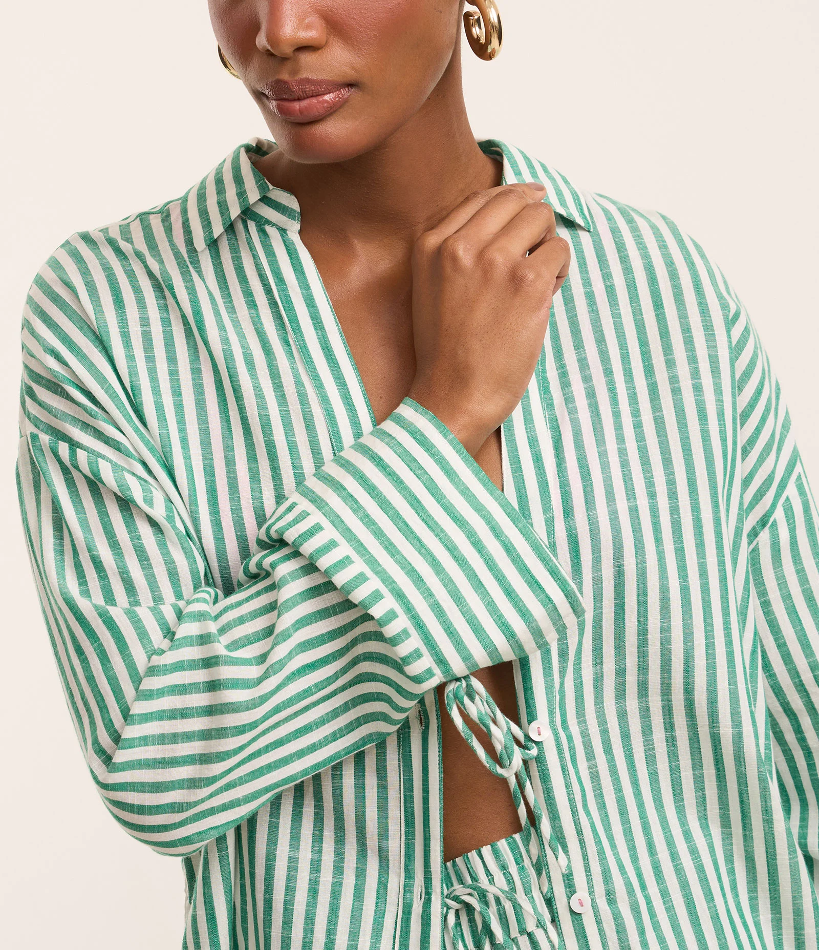 Saída de Praia Chemise em Tricoline Listrado com Amarração no Pulso Verde 1