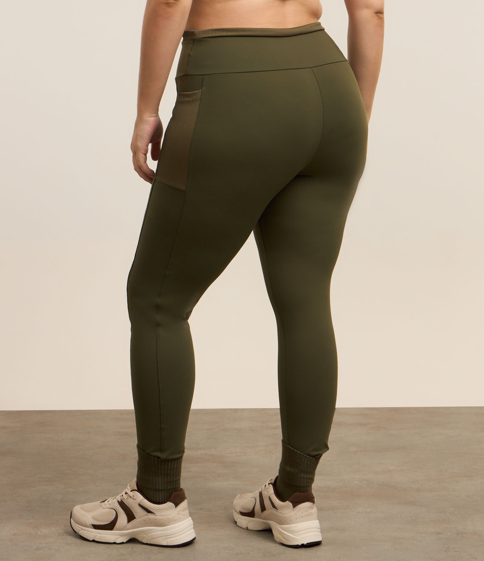 Calça Legging Esportiva em Microfibra com Bolso Verde 8