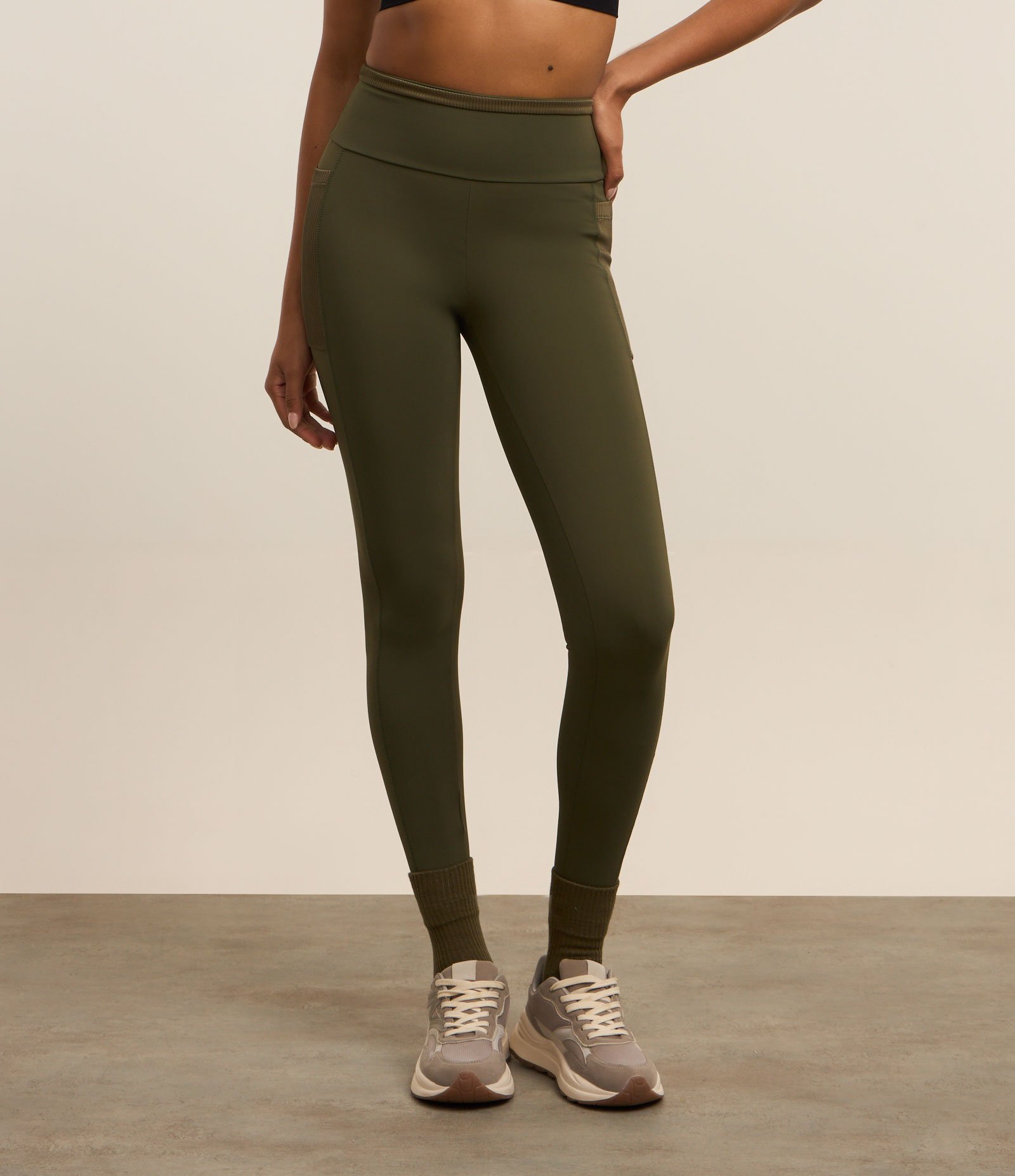 Calça Legging Esportiva em Microfibra com Bolso Verde 3