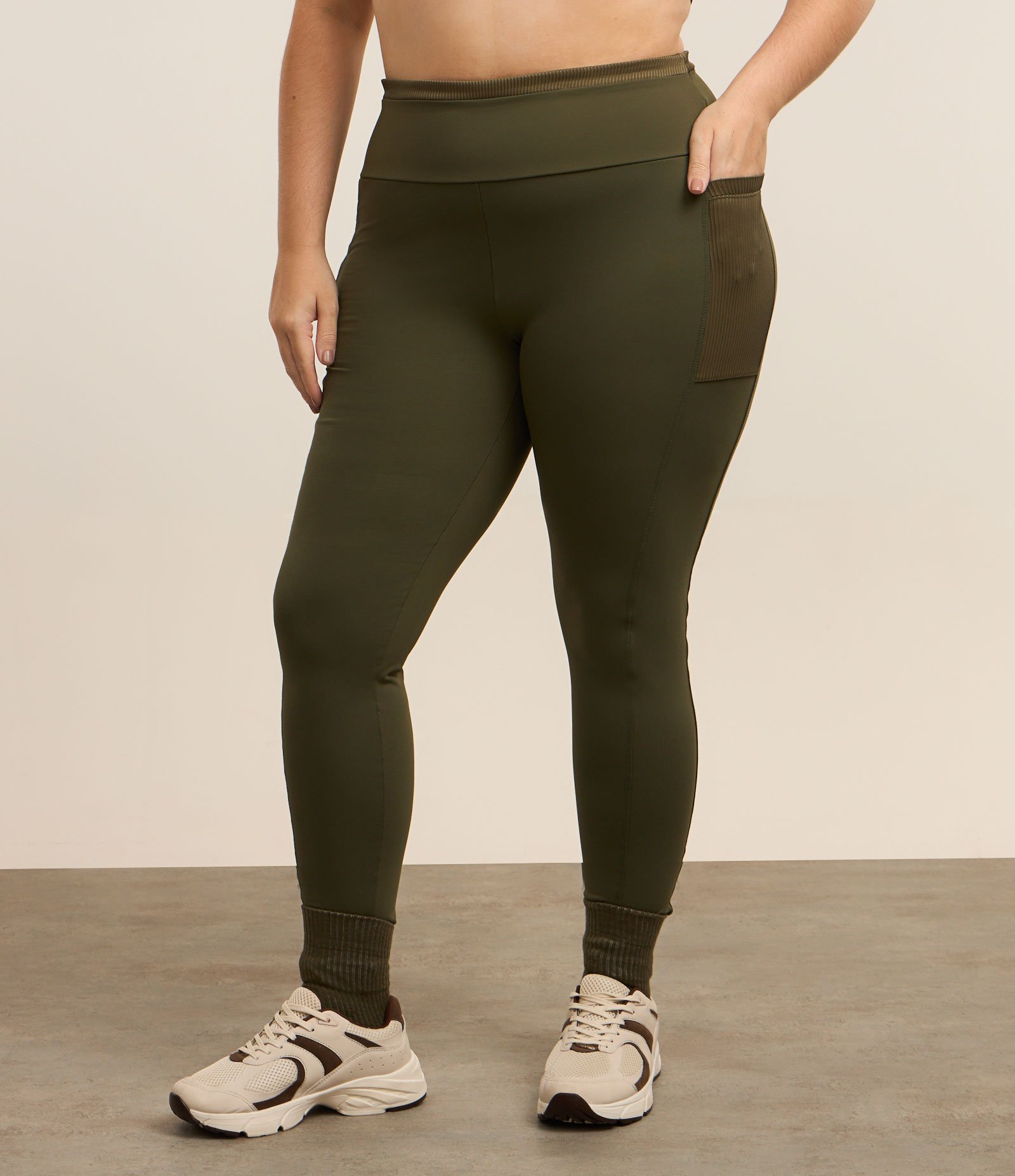 Calça Legging Esportiva em Microfibra com Bolso Verde 4