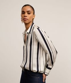 Camisa Acetinada com Listras e Vista com Botões