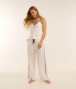 Pijama Longo em Chalis com Detalhes Contrastantes