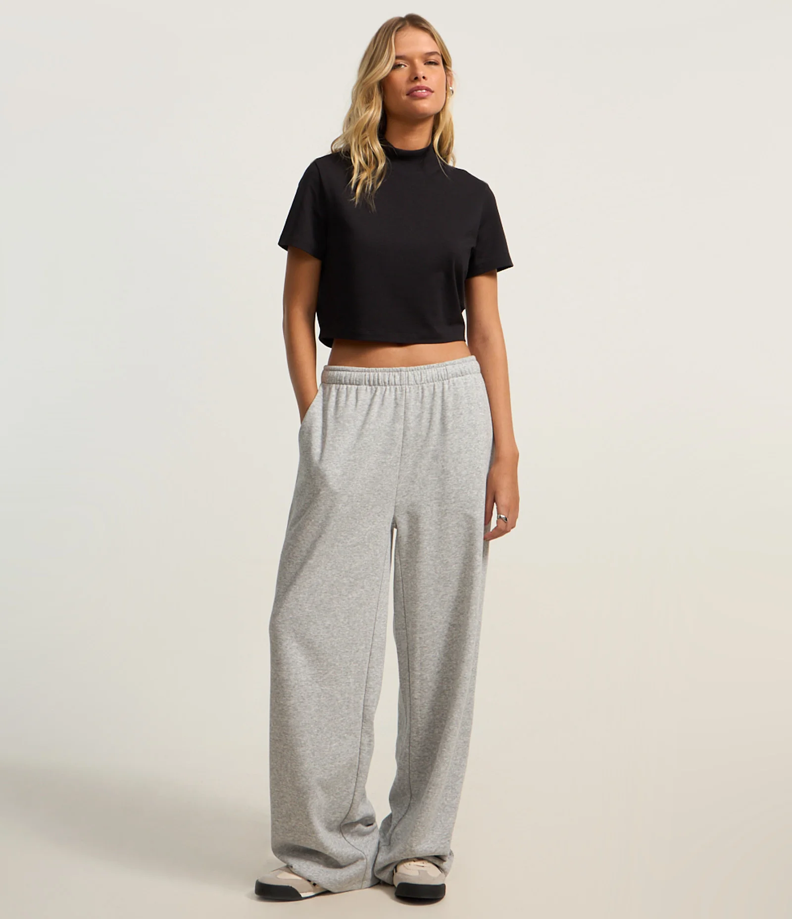 Blusa T-Shirt Cropped em Algodão Peruano com Gola Altinha Preto 2