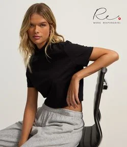 Blusa T-Shirt Cropped em Algodão Peruano com Gola Altinha