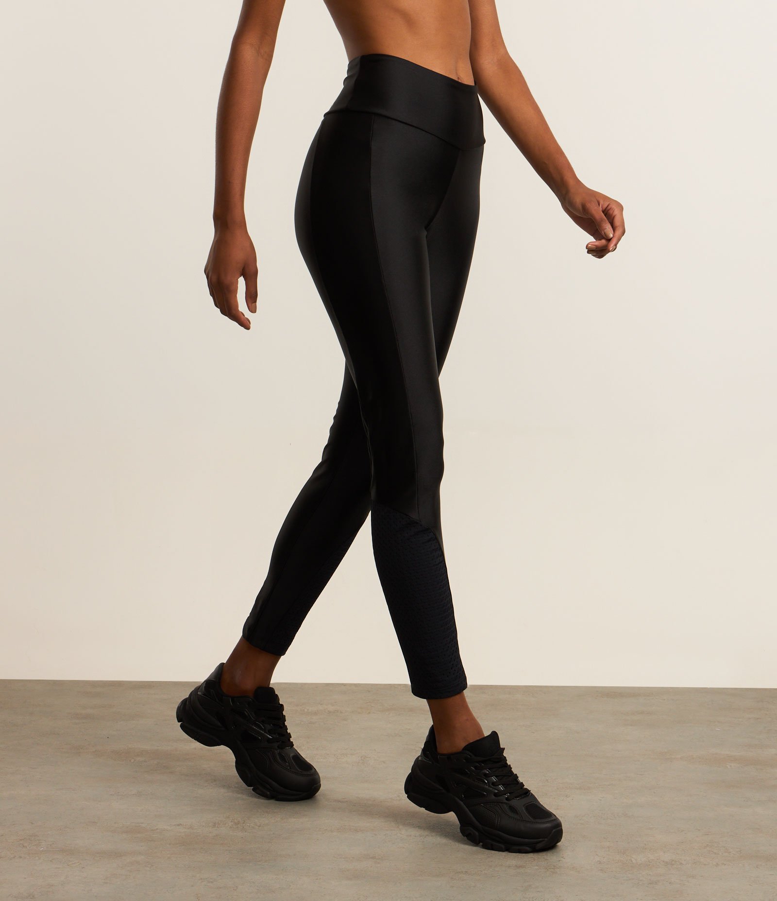 Calça Legging Esportiva em Microfibra com Recorte Texturizado Preto 2