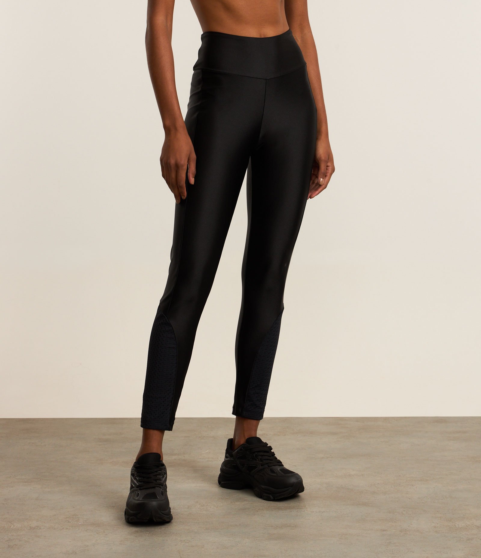 Calça Legging Esportiva em Microfibra com Recorte Texturizado Preto 3