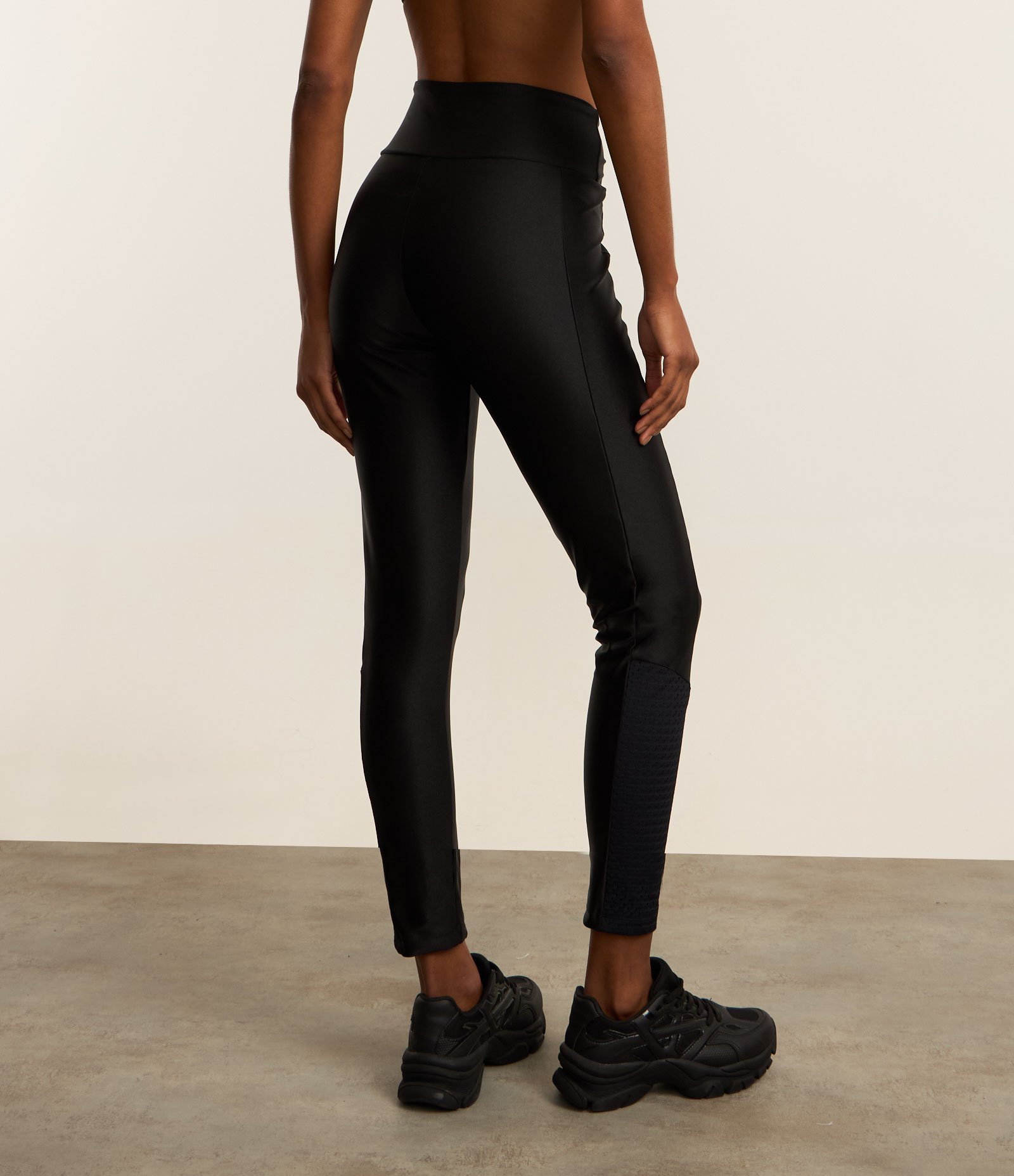 Calça Legging Esportiva em Microfibra com Recorte Texturizado Preto 5