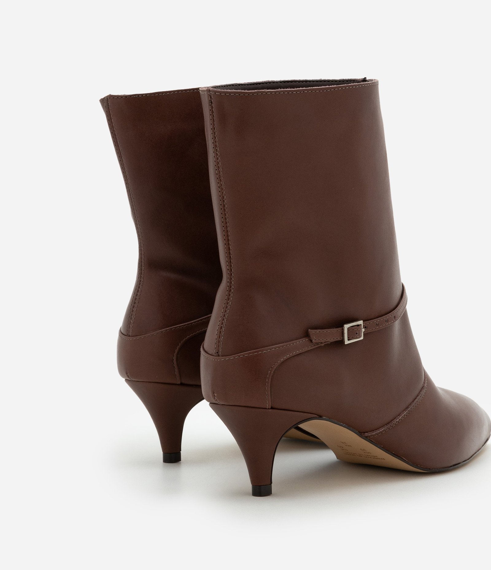 Bota Cano Médio em Couro com Bico Fino e Mini Fivela na Lateral Marrom 3