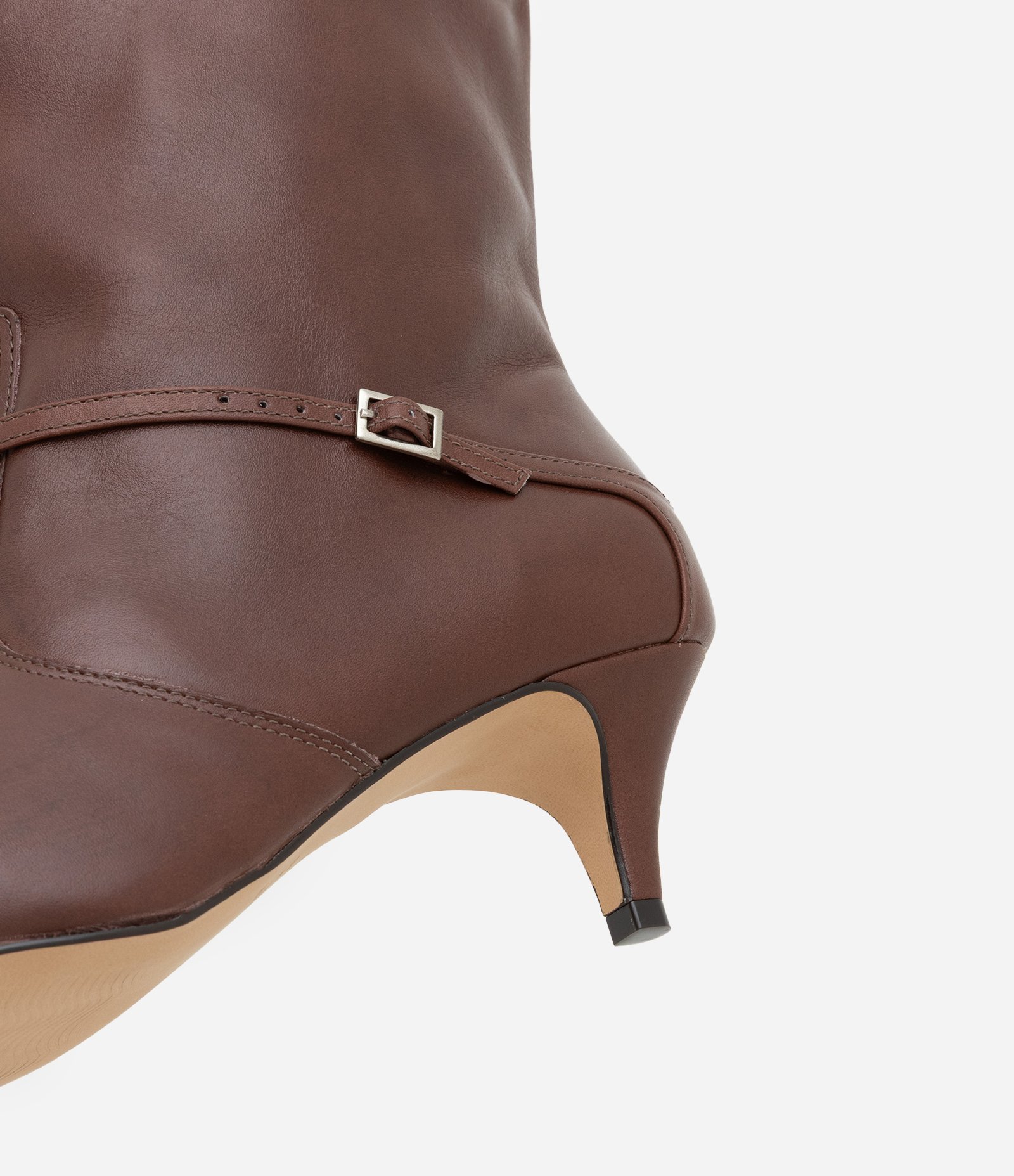 Bota Cano Médio em Couro com Bico Fino e Mini Fivela na Lateral Marrom 5