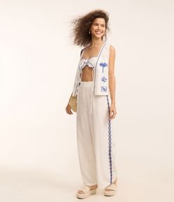 Saída de Praia Calça Pantalona em Voal com Bordado e Vazado Lateral