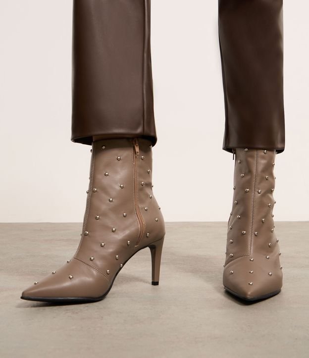 Bota Cano Médio com Bico Fino e Tachinhas Aplicadas