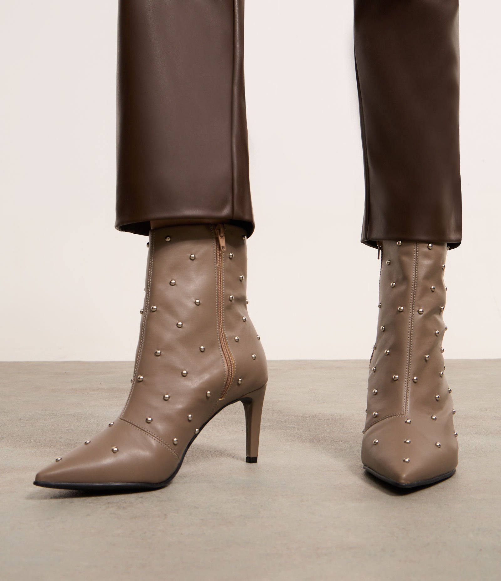 Bota Cano Médio com Bico Fino e Tachinhas Aplicadas Cinza 2