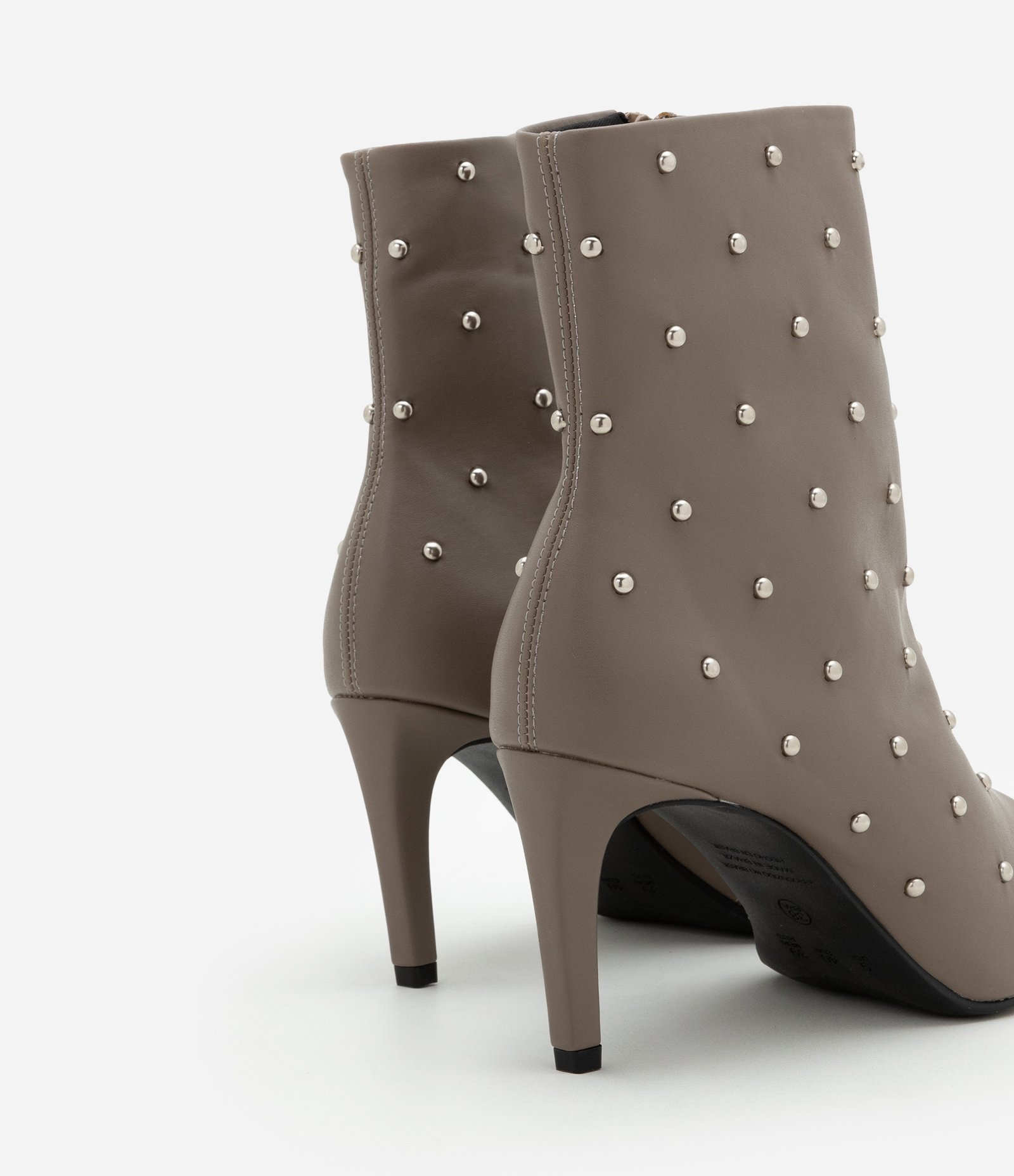 Bota Cano Médio com Bico Fino e Tachinhas Aplicadas Cinza 4