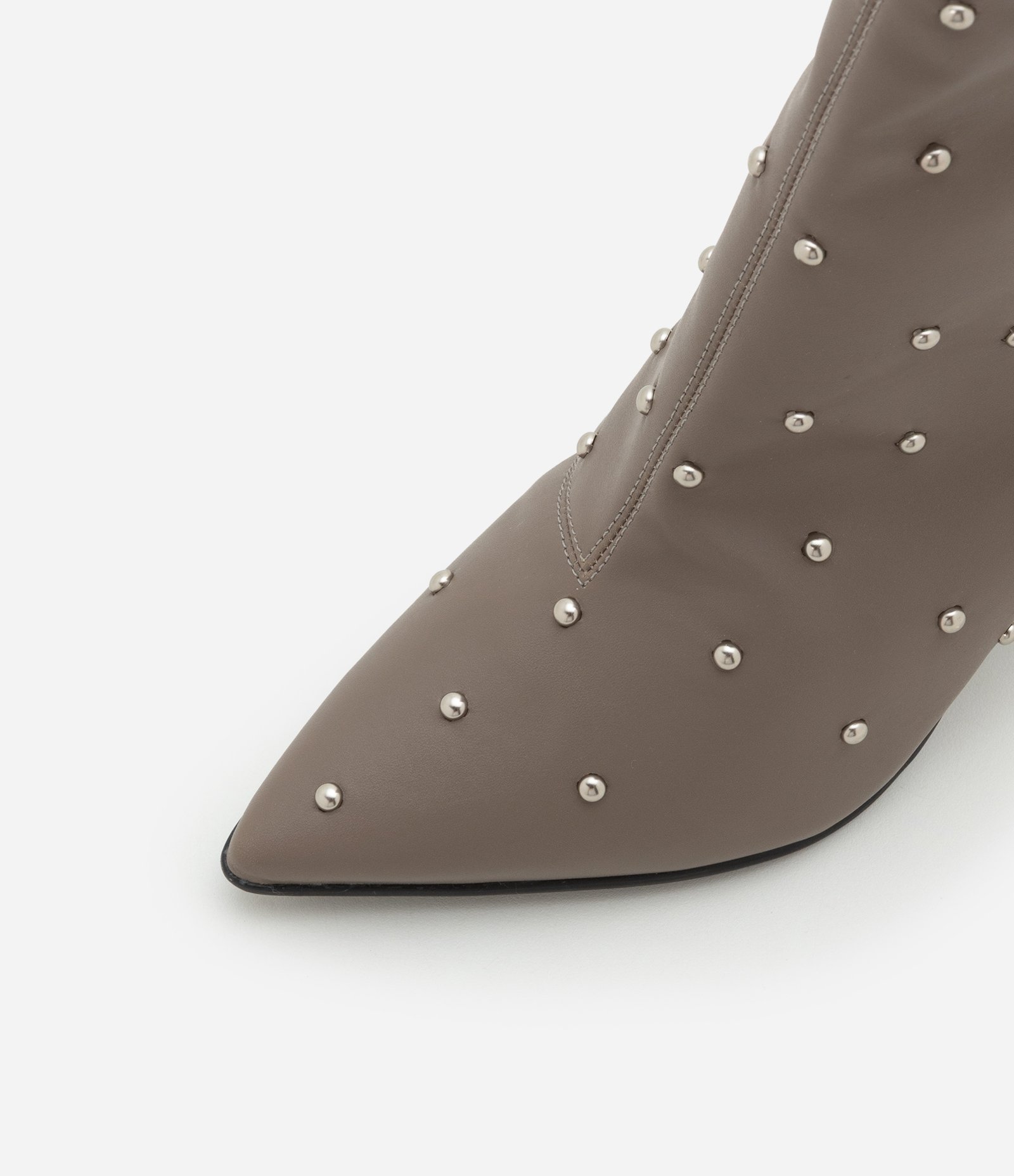 Bota Cano Médio com Bico Fino e Tachinhas Aplicadas Cinza 5