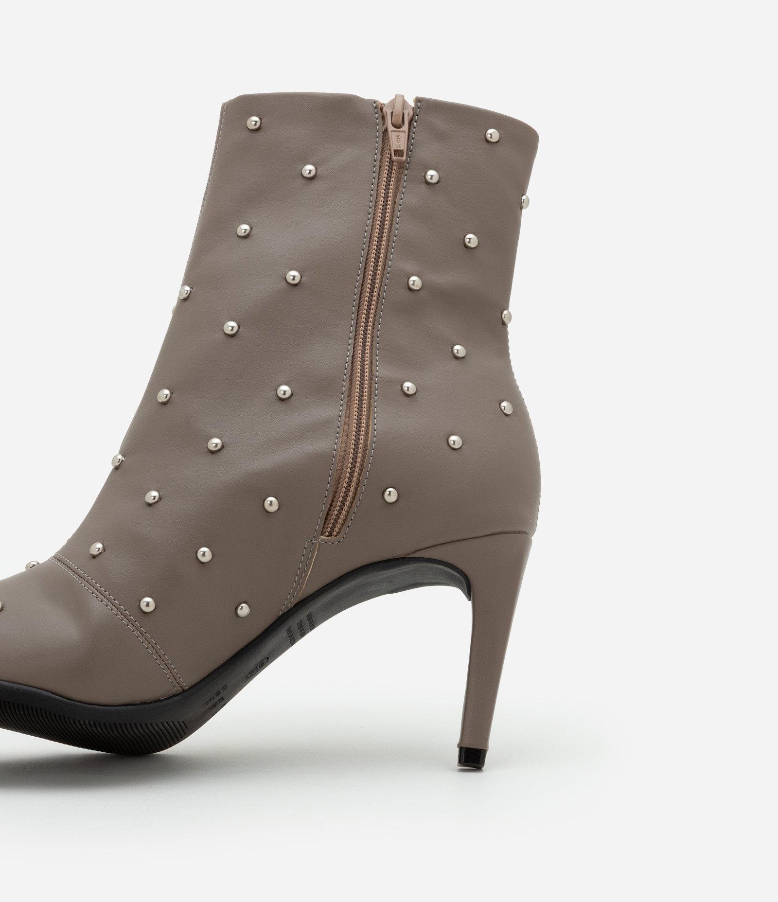 Bota Cano Médio com Bico Fino e Tachinhas Aplicadas Cinza 6