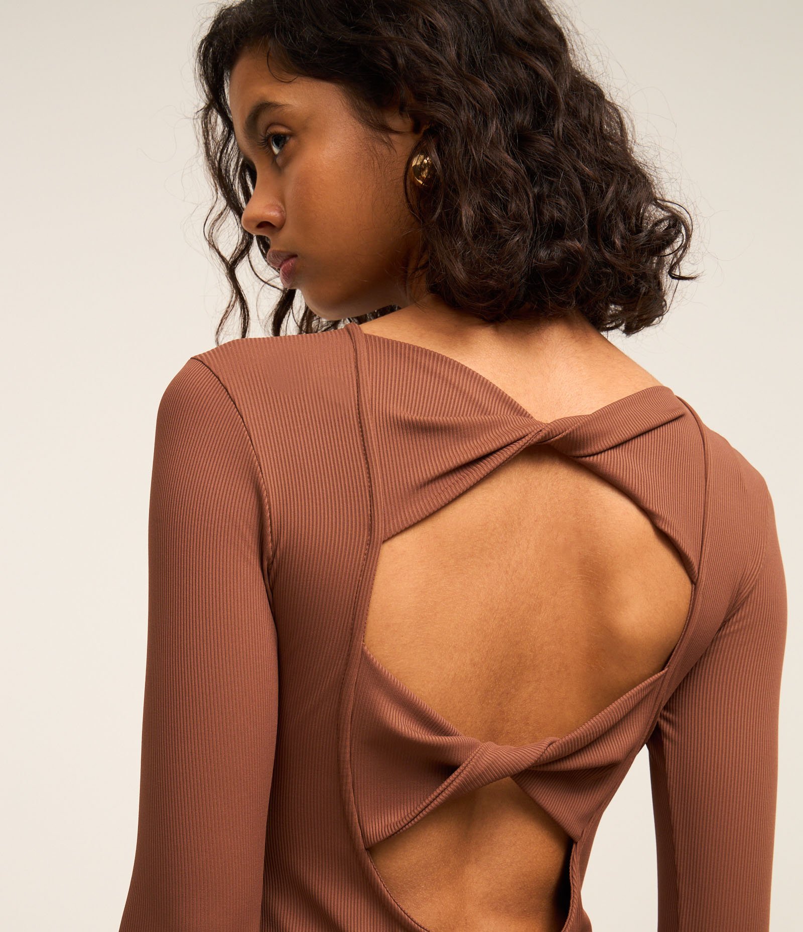 Body Texturizado em Microfibra com Tiras Torcidas nas Costas Marrom 7