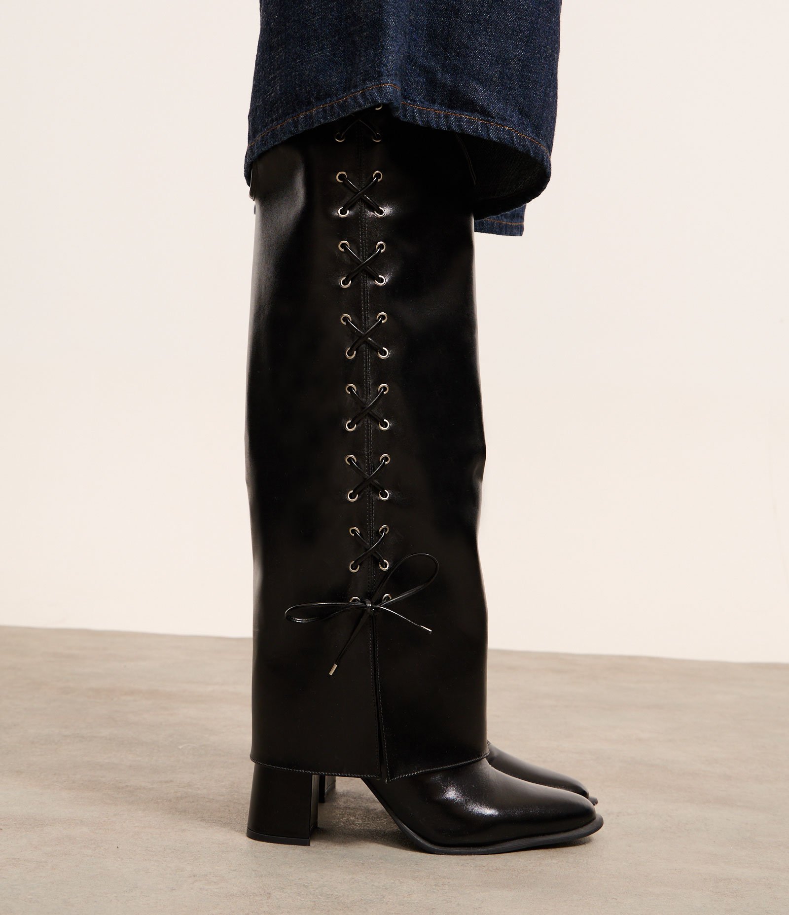 Bota Cano Alto com Lace Up na Lateral Preto 7