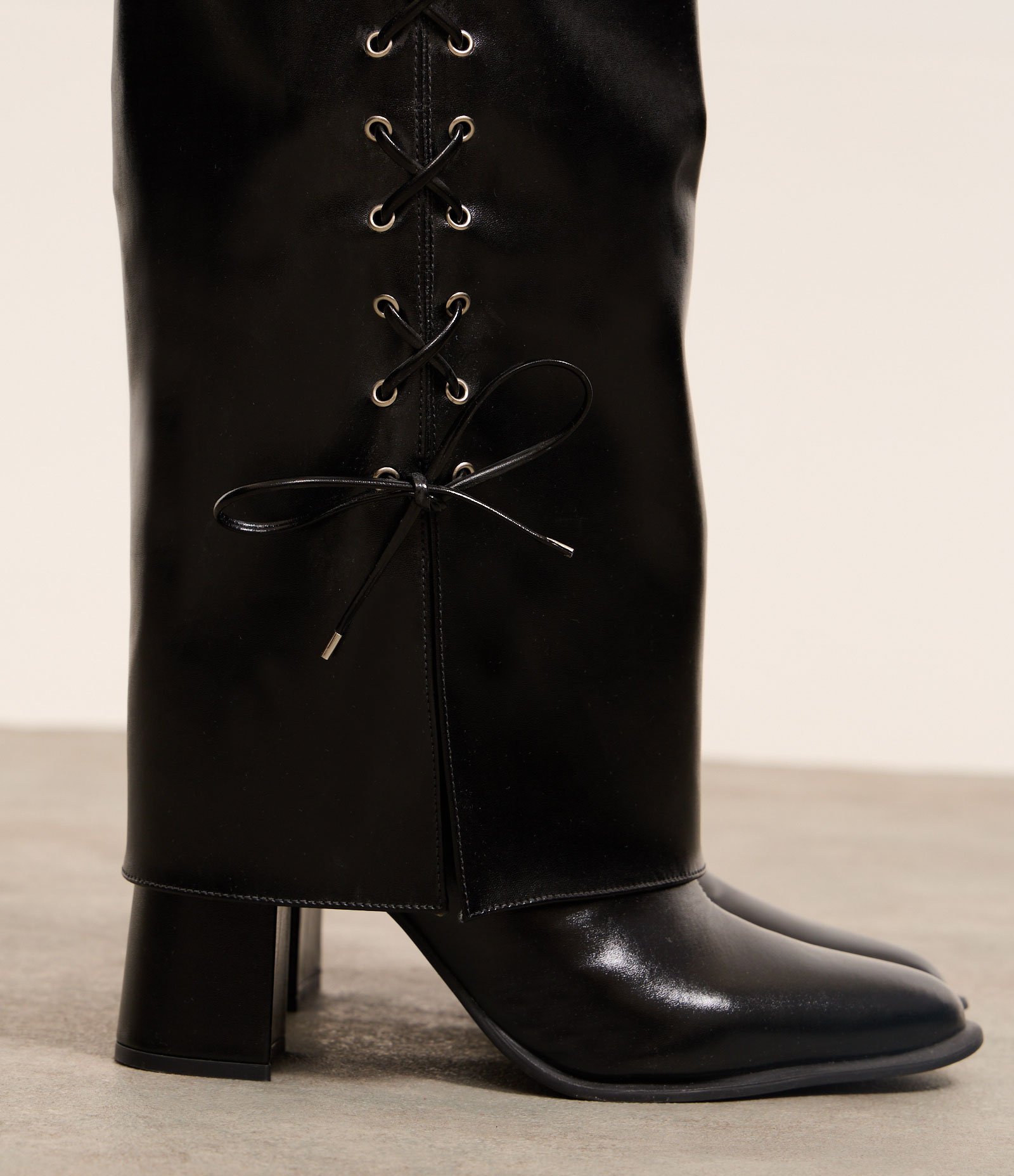 Bota Cano Alto com Lace Up na Lateral Preto 2