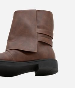 Bota Cano Médio em PU com Pala e Fivelas Laterais