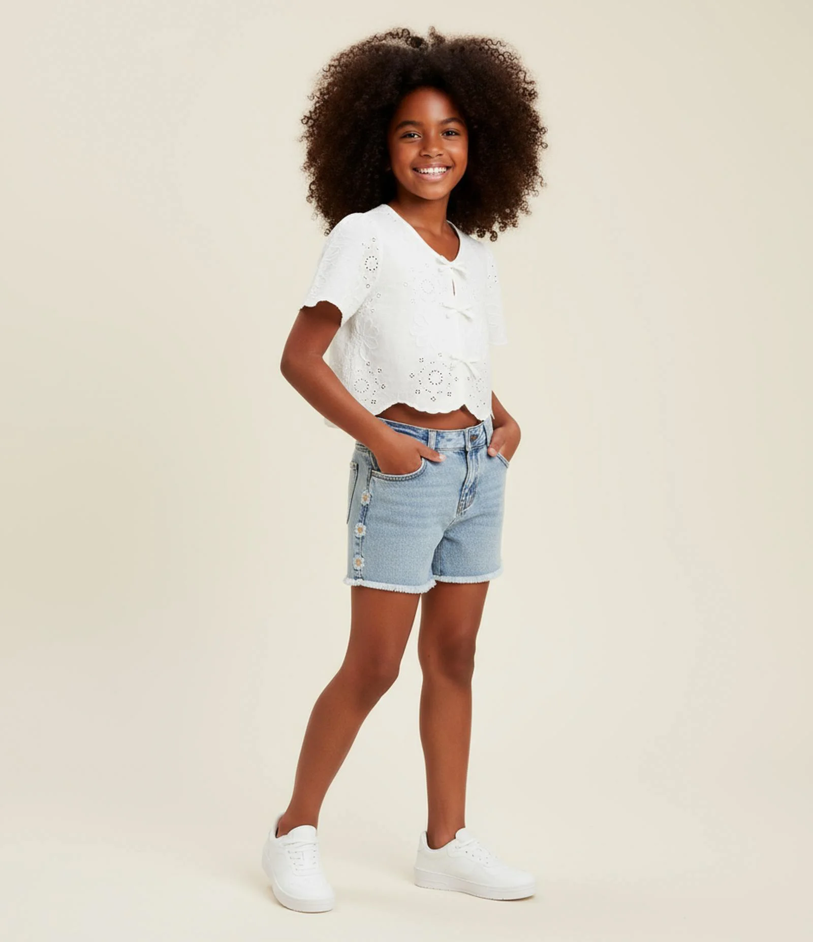 Blusa Curta Infantil com Lacinhos e Bordado Broderie - Tam 5 a 14 Anos Off White 1