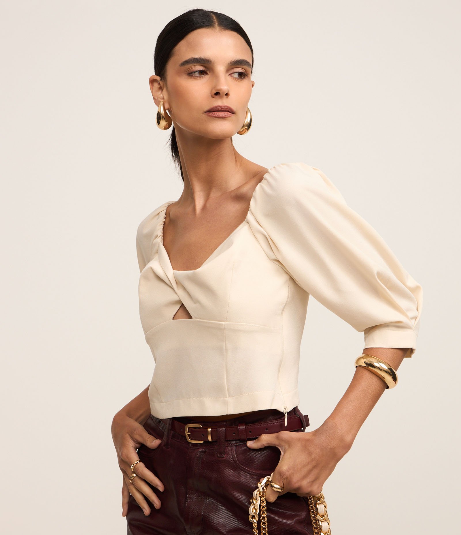 Blusa em Crepe com Decote Torcido e Manga Bufante Off White 1